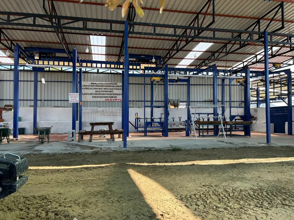 Çiftliğin yeni kesimhanesi, temiz ve düzenli iç mekân